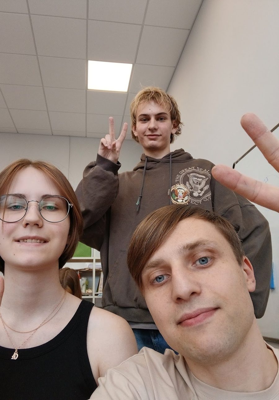 Арина с преподавателями центра «Хорошист»